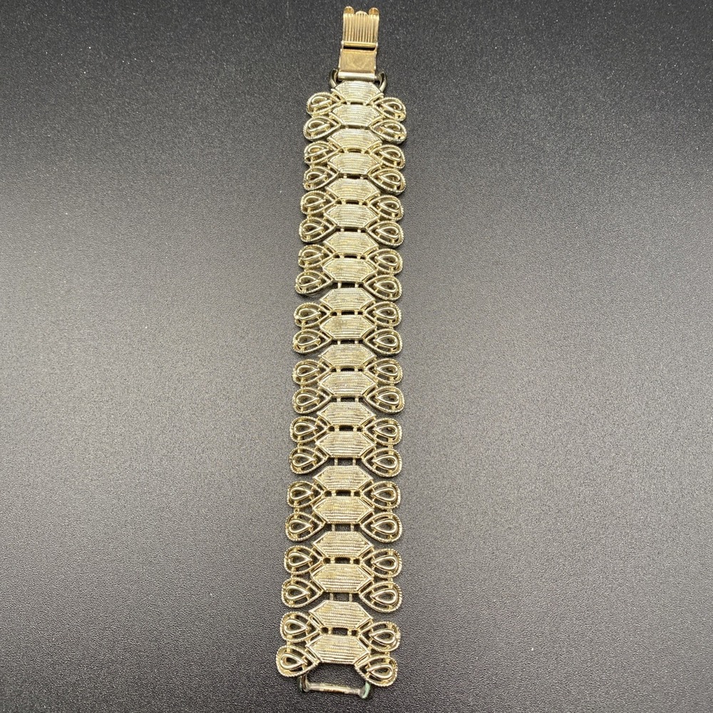 Coro Pegasus Gold Tone Bracelet Vintage Tear Drop Gold 1.25" - Picture 3 of 10